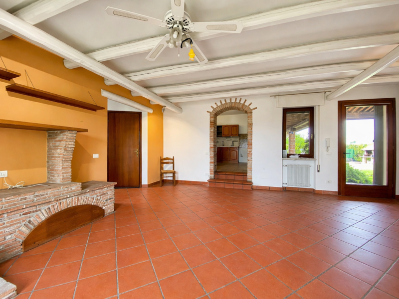 Nel cuore di Quinto Vicentino, in una tranquilla strada chiusa riservata ai soli residenti, propo...