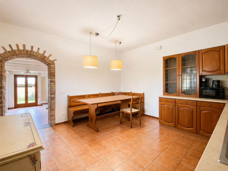 Nel cuore di Quinto Vicentino, in una tranquilla strada chiusa riservata ai soli residenti, propo...