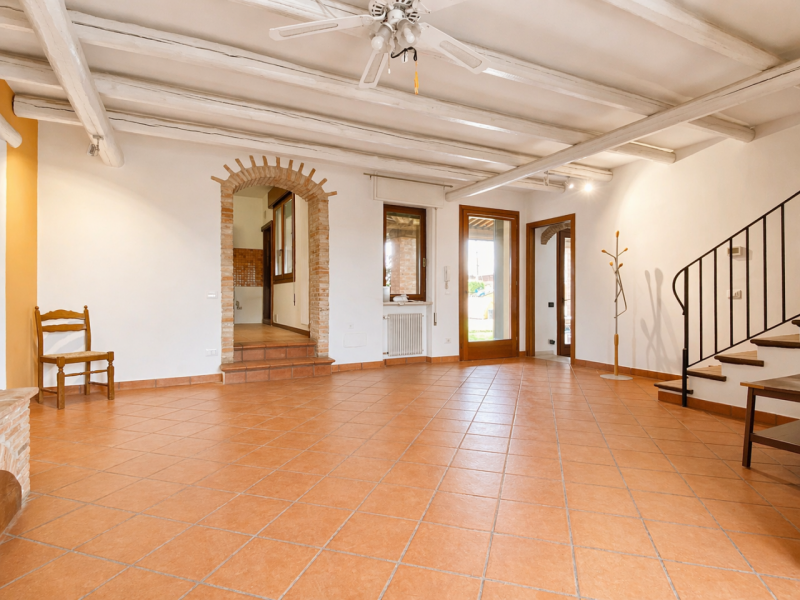 Nel cuore di Quinto Vicentino, in una tranquilla strada chiusa riservata ai soli residenti, propo...