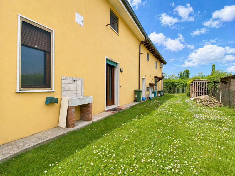 Nel cuore di Quinto Vicentino, in una tranquilla strada chiusa riservata ai soli residenti, propo...