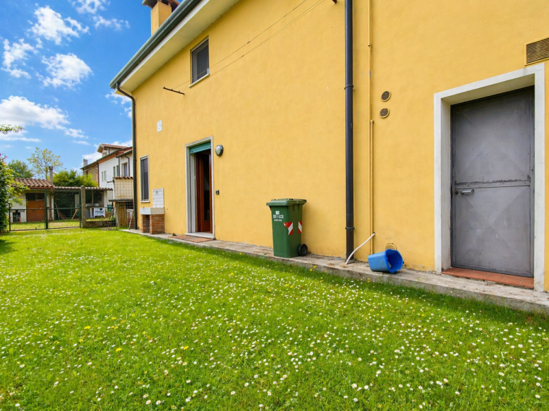 Nel cuore di Quinto Vicentino, in una tranquilla strada chiusa riservata ai soli residenti, propo...