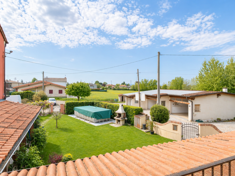 Nel cuore di Quinto Vicentino, in una tranquilla strada chiusa riservata ai soli residenti, propo...