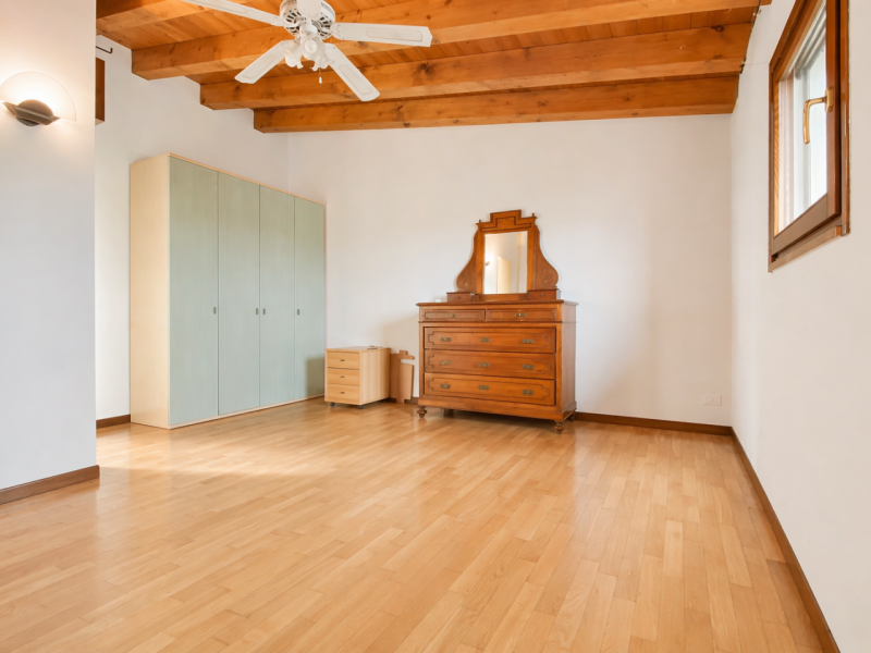 Nel cuore di Quinto Vicentino, in una tranquilla strada chiusa riservata ai soli residenti, propo...