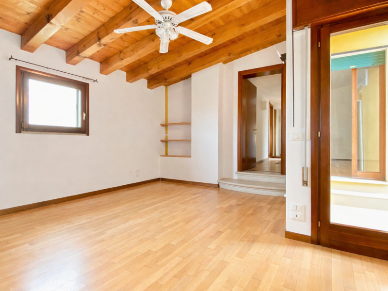 Nel cuore di Quinto Vicentino, in una tranquilla strada chiusa riservata ai soli residenti, propo...