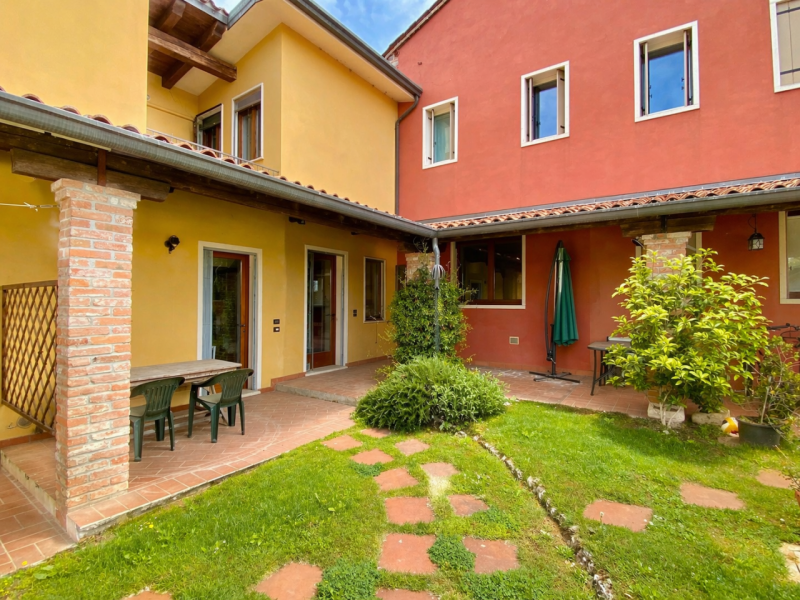 Nel cuore di Quinto Vicentino, in una tranquilla strada chiusa riservata ai soli residenti, propo...