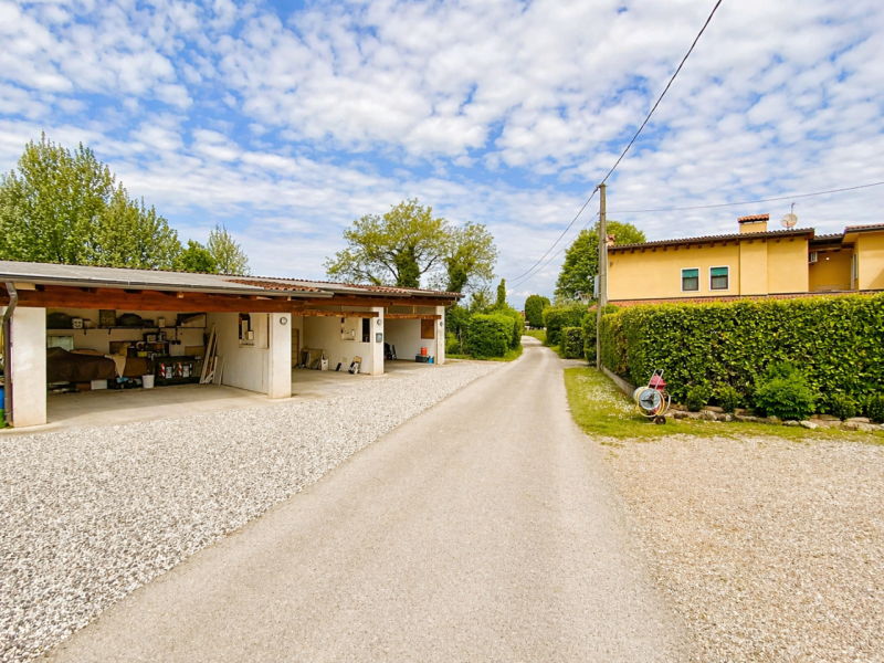 Nel cuore di Quinto Vicentino, in una tranquilla strada chiusa riservata ai soli residenti, propo...