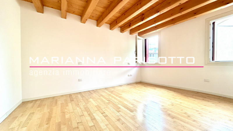 Ns. Esclusiva: il fascino del centro, il privilegio della riservatezza: il rifugio in Margnan a B...