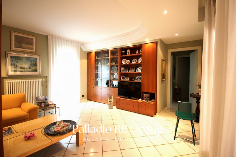 In una delle zone più richieste di Vicenza, precisamente lungo Viale Trieste, proponiamo in vendi...