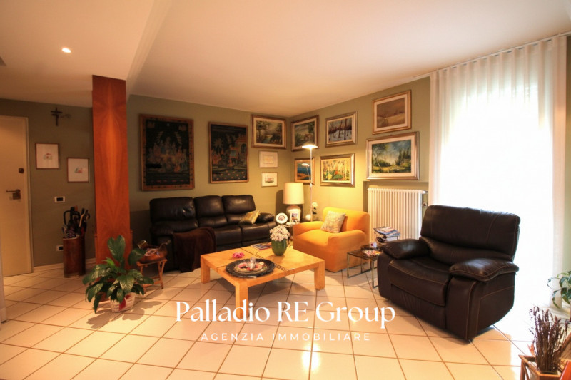 In una delle zone più richieste di Vicenza, precisamente lungo Viale Trieste, proponiamo in vendi...