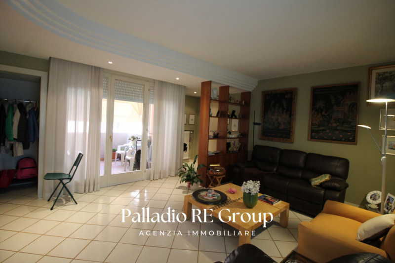 In una delle zone più richieste di Vicenza, precisamente lungo Viale Trieste, proponiamo in vendi...