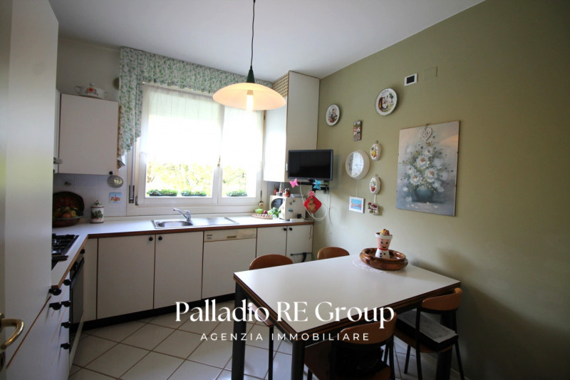 In una delle zone più richieste di Vicenza, precisamente lungo Viale Trieste, proponiamo in vendi...