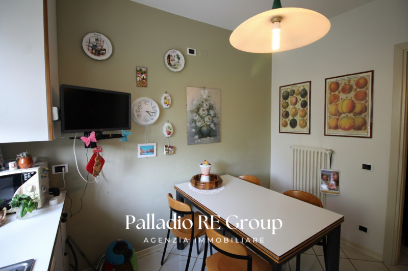 In una delle zone più richieste di Vicenza, precisamente lungo Viale Trieste, proponiamo in vendi...