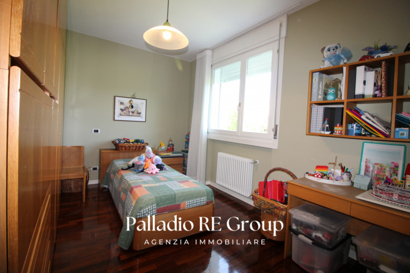 In una delle zone più richieste di Vicenza, precisamente lungo Viale Trieste, proponiamo in vendi...