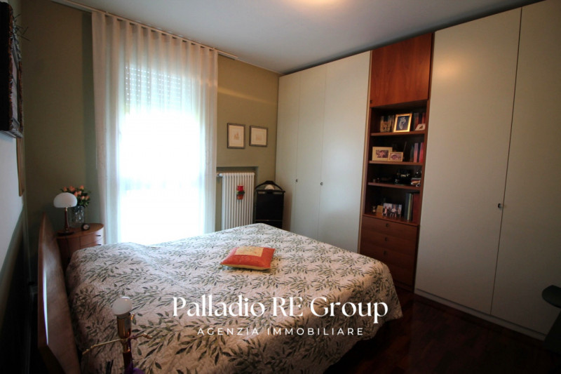 In una delle zone più richieste di Vicenza, precisamente lungo Viale Trieste, proponiamo in vendi...