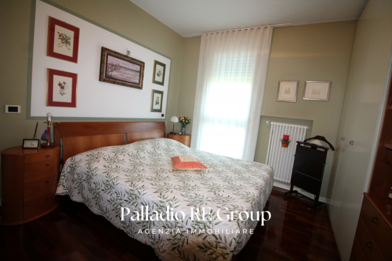 In una delle zone più richieste di Vicenza, precisamente lungo Viale Trieste, proponiamo in vendi...