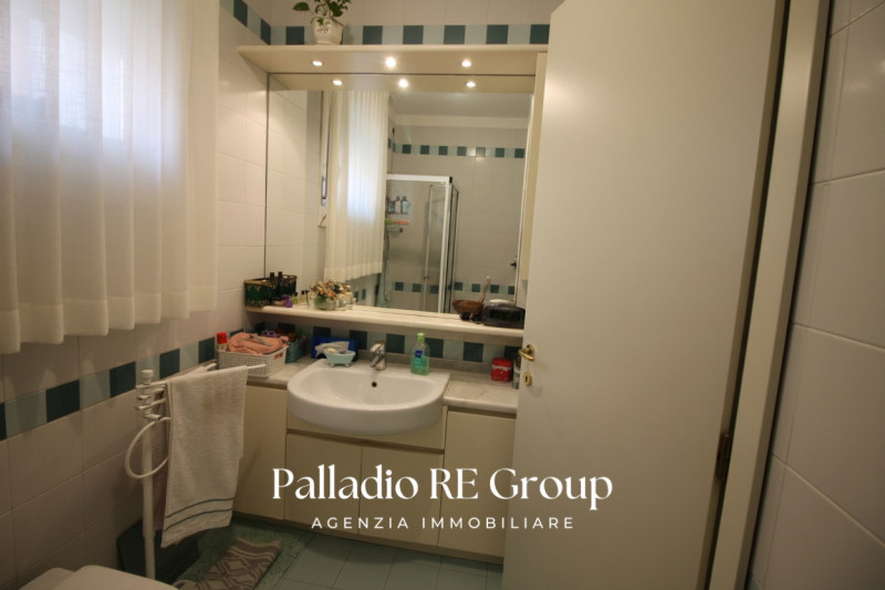 In una delle zone più richieste di Vicenza, precisamente lungo Viale Trieste, proponiamo in vendi...