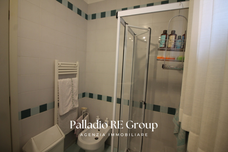 In una delle zone più richieste di Vicenza, precisamente lungo Viale Trieste, proponiamo in vendi...