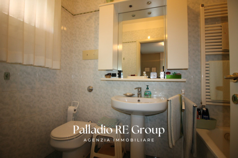 In una delle zone più richieste di Vicenza, precisamente lungo Viale Trieste, proponiamo in vendi...