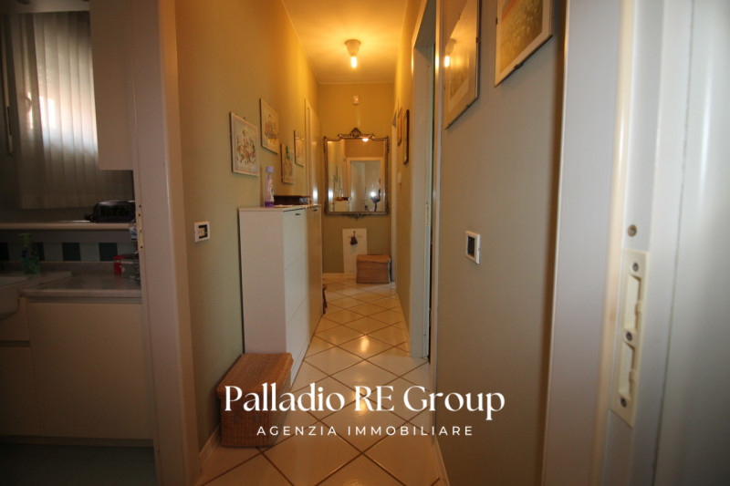 In una delle zone più richieste di Vicenza, precisamente lungo Viale Trieste, proponiamo in vendi...