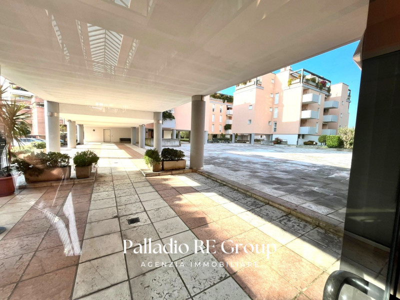 In una delle zone più richieste di Vicenza, precisamente lungo Viale Trieste, proponiamo in vendi...