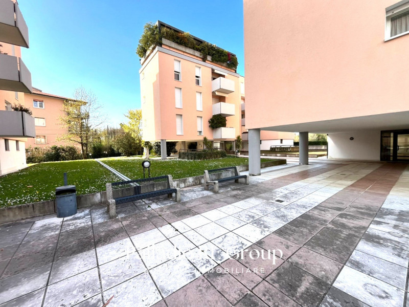 In una delle zone più richieste di Vicenza, precisamente lungo Viale Trieste, proponiamo in vendi...