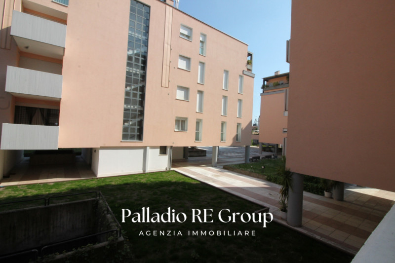 In una delle zone più richieste di Vicenza, precisamente lungo Viale Trieste, proponiamo in vendi...