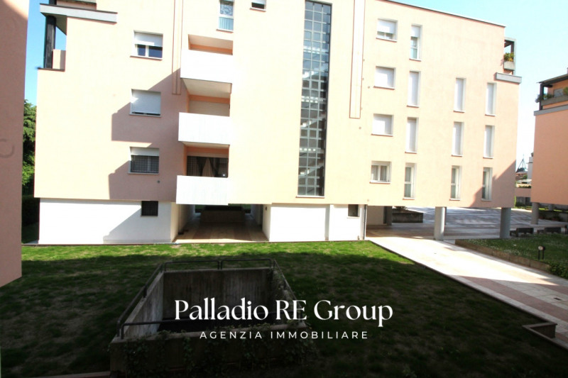 In una delle zone più richieste di Vicenza, precisamente lungo Viale Trieste, proponiamo in vendi...