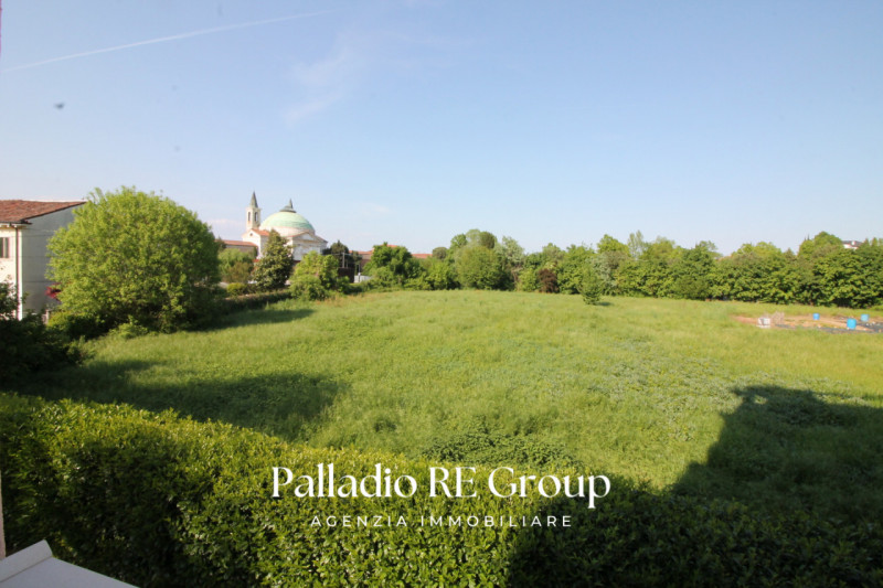 In una delle zone più richieste di Vicenza, precisamente lungo Viale Trieste, proponiamo in vendi...