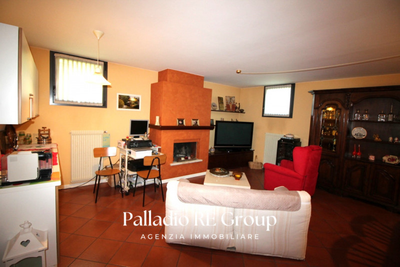 In una delle zone più richieste di Vicenza, precisamente lungo Viale Trieste, proponiamo in vendi...