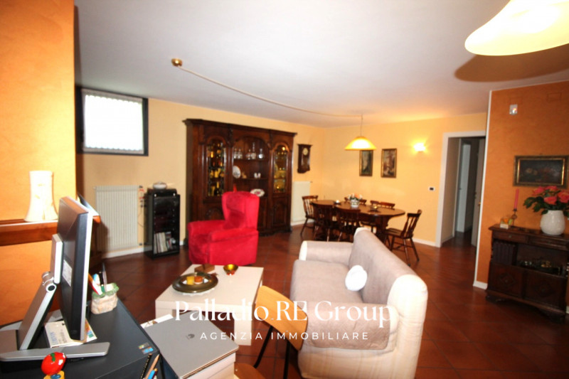 In una delle zone più richieste di Vicenza, precisamente lungo Viale Trieste, proponiamo in vendi...