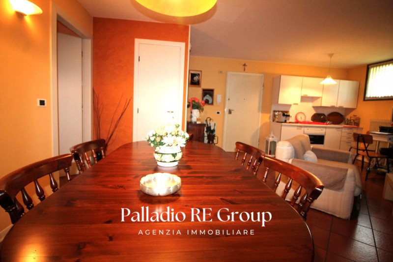 In una delle zone più richieste di Vicenza, precisamente lungo Viale Trieste, proponiamo in vendi...