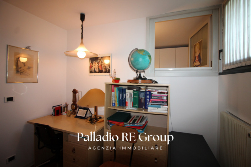 In una delle zone più richieste di Vicenza, precisamente lungo Viale Trieste, proponiamo in vendi...