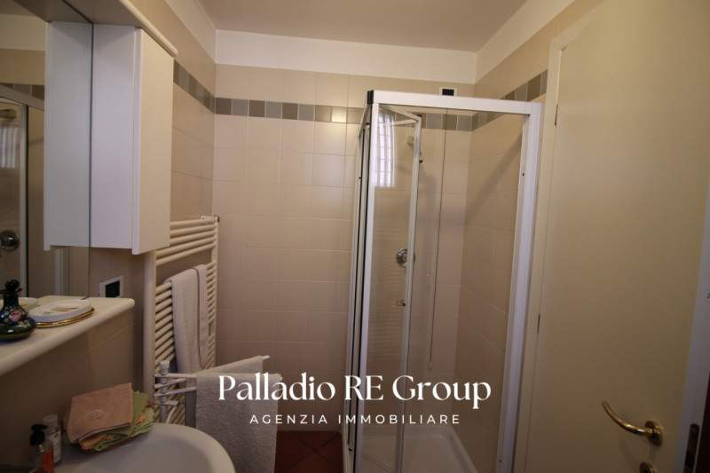 In una delle zone più richieste di Vicenza, precisamente lungo Viale Trieste, proponiamo in vendi...