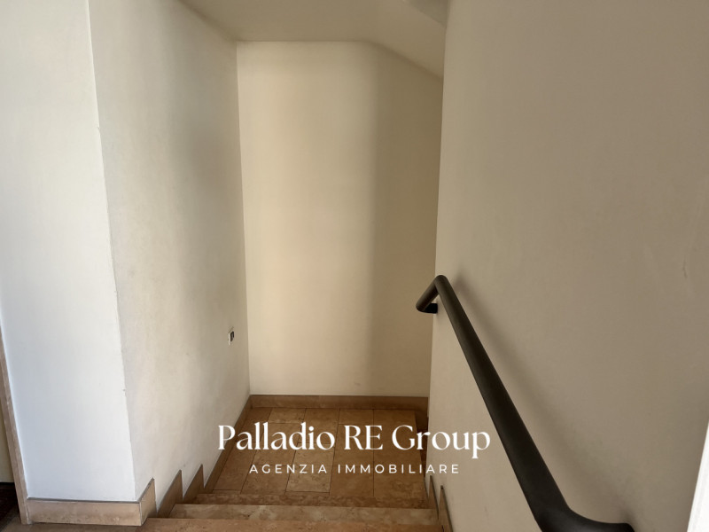 In una delle zone più richieste di Vicenza, precisamente lungo Viale Trieste, proponiamo in vendi...