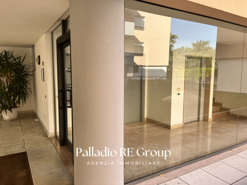 In una delle zone più richieste di Vicenza, precisamente lungo Viale Trieste, proponiamo in vendi...