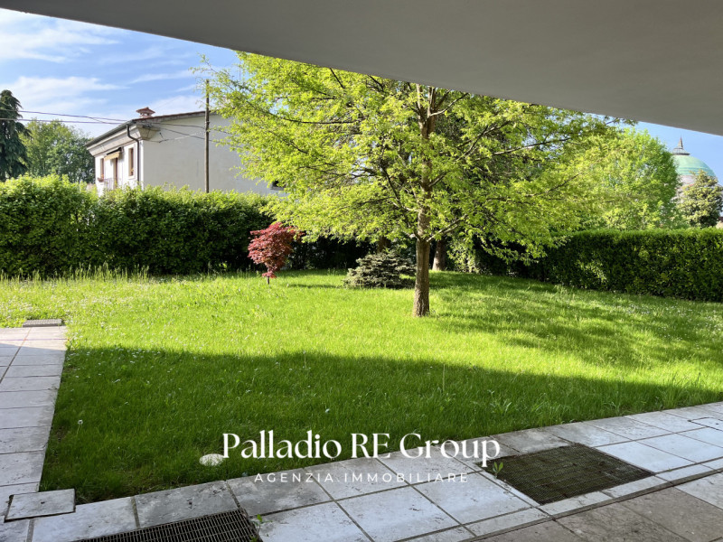 In una delle zone più richieste di Vicenza, precisamente lungo Viale Trieste, proponiamo in vendi...