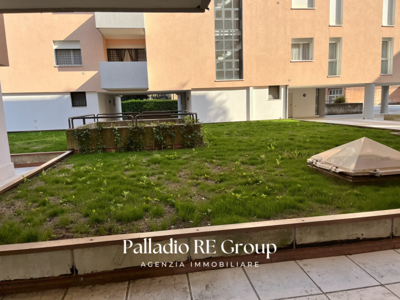 In una delle zone più richieste di Vicenza, precisamente lungo Viale Trieste, proponiamo in vendi...