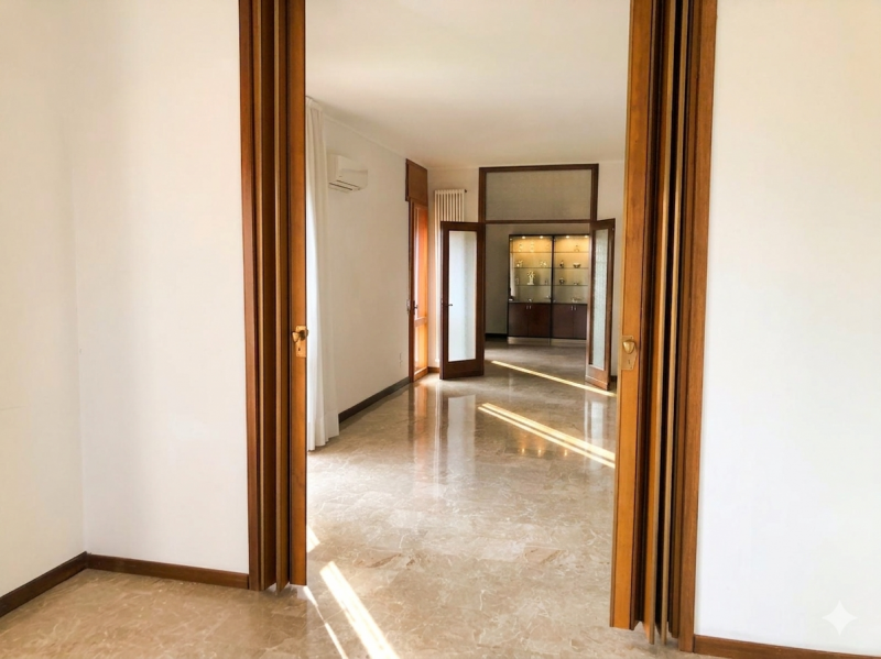 Ampio appartamento signorile in posizione strategica: a due passi da Corso Palladio e vicinissimo...