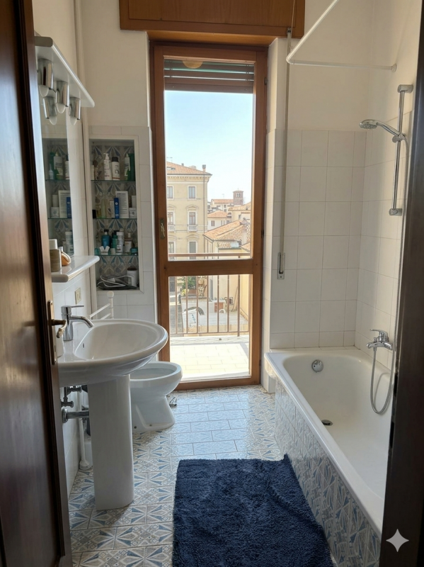 Ampio appartamento signorile in posizione strategica: a due passi da Corso Palladio e vicinissimo...