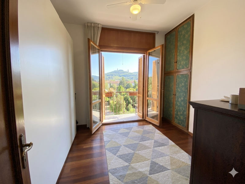 Ampio appartamento signorile in posizione strategica: a due passi da Corso Palladio e vicinissimo...