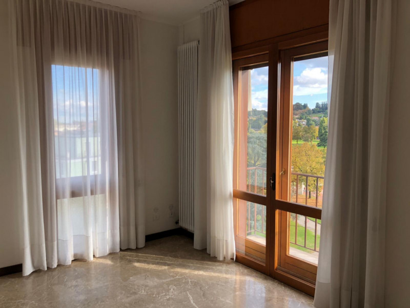 Ampio appartamento signorile in posizione strategica: a due passi da Corso Palladio e vicinissimo...