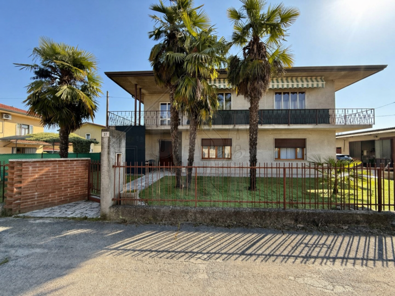 Proponiamo in vendita esclusiva casa singola anni '70 di circa 260 mq.

Questa proprietà, si dist...