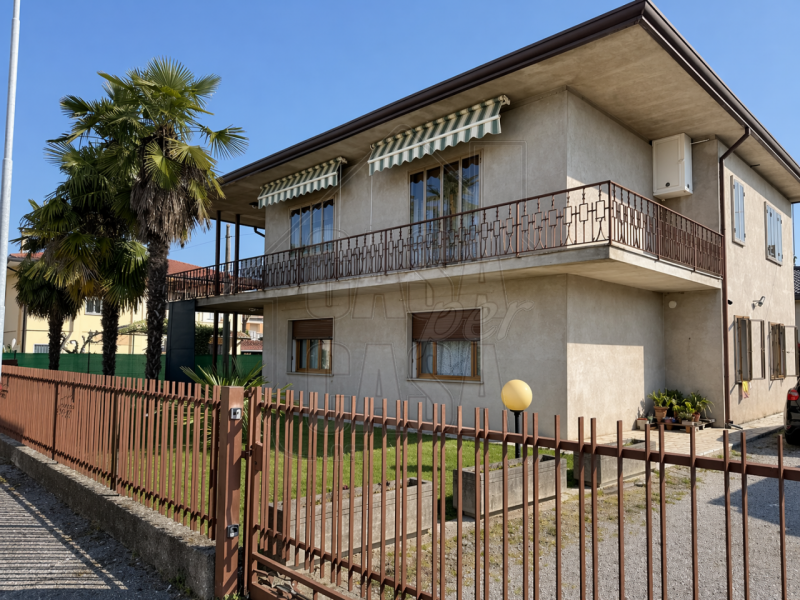 Proponiamo in vendita esclusiva casa singola anni '70 di circa 260 mq.

Questa proprietà, si dist...