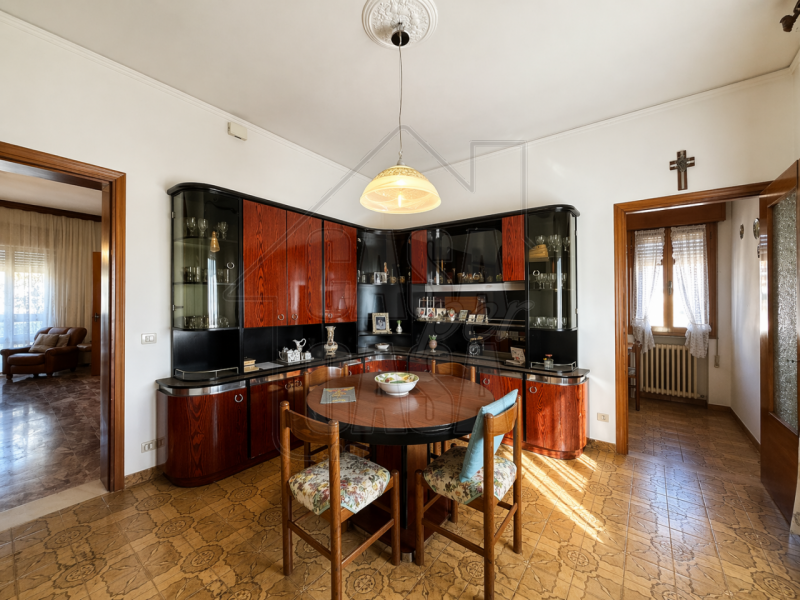 Proponiamo in vendita esclusiva casa singola anni '70 di circa 260 mq.

Questa proprietà, si dist...