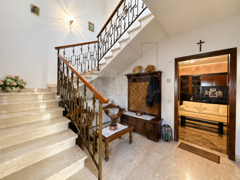 Proponiamo in vendita esclusiva casa singola anni '70 di circa 260 mq.

Questa proprietà, si dist...