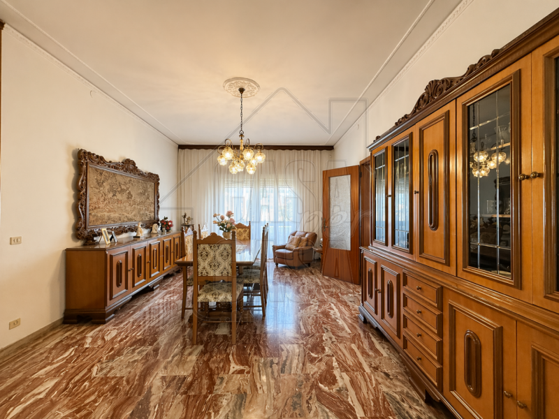 Proponiamo in vendita esclusiva casa singola anni '70 di circa 260 mq.

Questa proprietà, si dist...