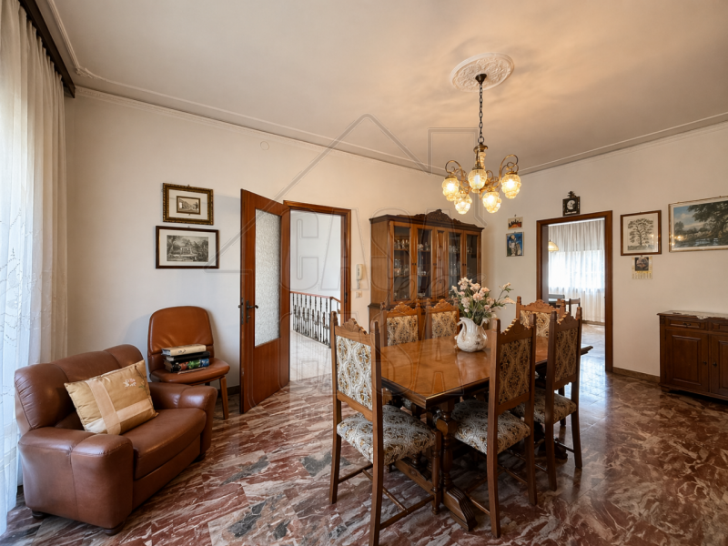 Proponiamo in vendita esclusiva casa singola anni '70 di circa 260 mq.

Questa proprietà, si dist...