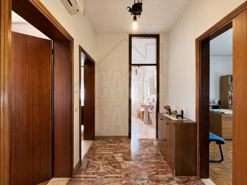 Proponiamo in vendita esclusiva casa singola anni '70 di circa 260 mq.

Questa proprietà, si dist...