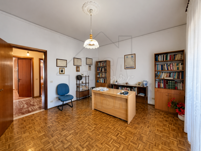 Proponiamo in vendita esclusiva casa singola anni '70 di circa 260 mq.

Questa proprietà, si dist...