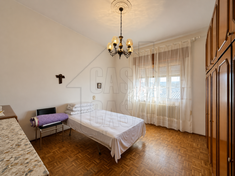 Proponiamo in vendita esclusiva casa singola anni '70 di circa 260 mq.

Questa proprietà, si dist...